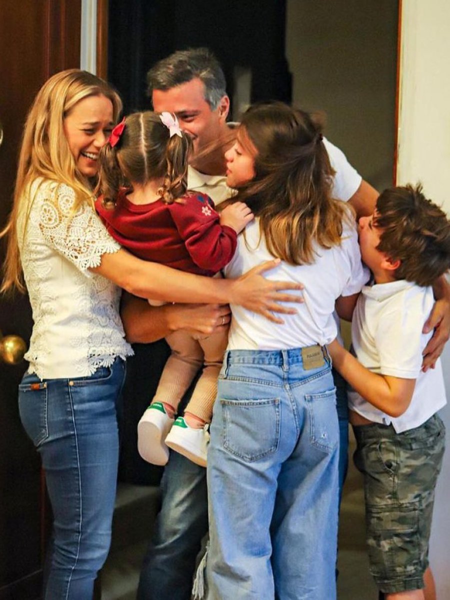 FOTO INSTAGRAM LEOPOLDO LOPEZ. Con su esposa y sus tres hijos.