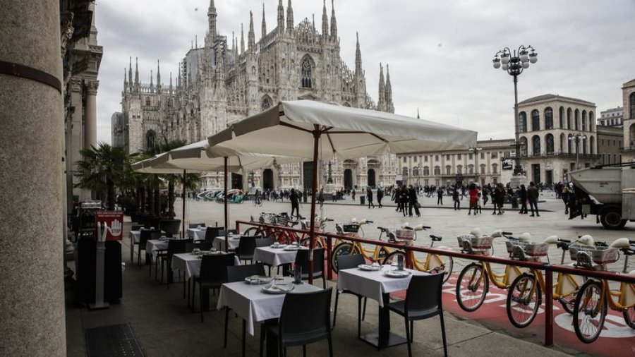 FOTO AP GASTRONOMIA. Un bar con mesas vac&iacute;as frente al tradicional Duomo de Mil&aacute;n.