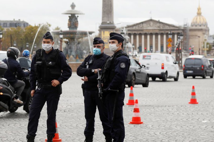 FOTO REUTERS FRANCIA. La polic&iacute;a controla las calles durante el confinamiento en Par&iacute;s.