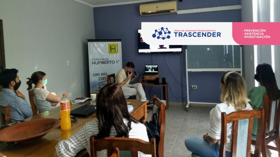 TRASCENDER//Profesionales de la especialidad preparando el encuentro en la sala de reuniones de la Comuna.