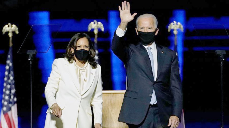 FOTO AFP FORMULA ENMASCARADA. Kamala Harris y Joe Biden al dar sus primeros discursos como vicepresidenta y presidente electos, respectivamente.