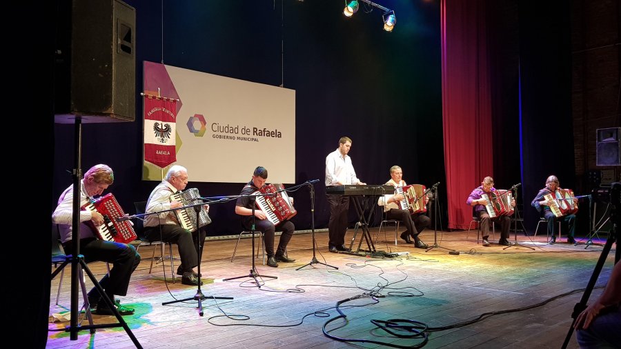 FOTO CP// FIESTA DE LAS CULTURA. Tambi&eacute;n la cl&aacute;sica realizaci&oacute;n rafaelina debi&oacute; adaptarse a la situaci&oacute;n de pandemia, en la imagen la Caravana  del acorde&oacute;n que propicia la Familia Trentina.