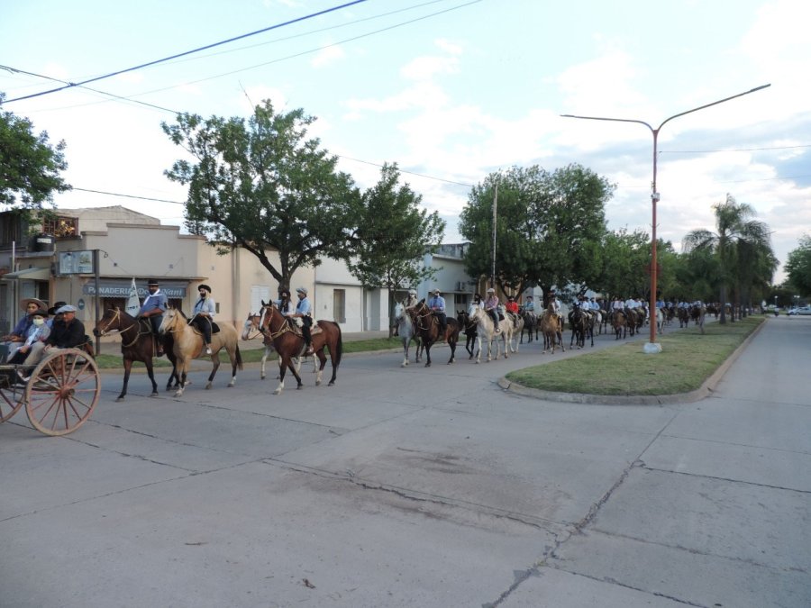 DESFILE. Jinetes que recorrieron las calles del pueblo. ORGANIZADORES. Personal directivo, docente y profesores que colaboraron en la realizaci&oacute;n.