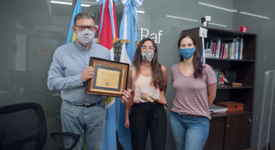 FOTO COMUNICACI&Oacute;N UNRAF// RECONOCIMIENTO// Rub&eacute;n Asc&uacute;a recibi&oacute; una distinci&oacute;n en el inicio de la vig&eacute;simoquinta reuni&oacute;n anual de la red PyMEs.
