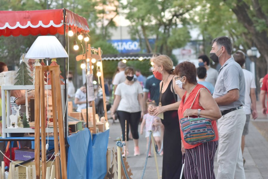 FOTO CP// PLAZA FERIA. El clima veraniego y la posibilidad de un paseo convoc&oacute; a los rafaelinos.