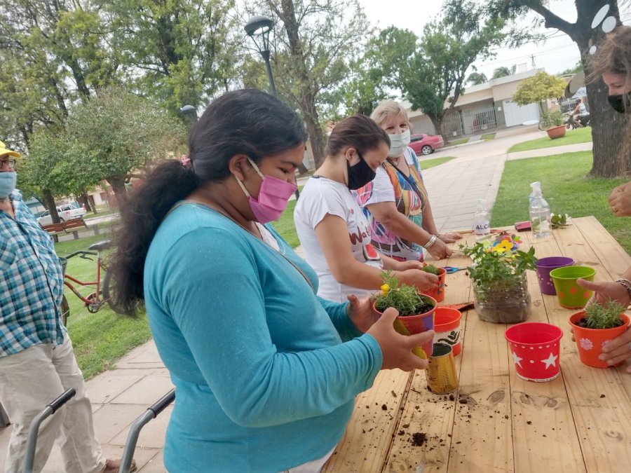 FOTO PRENSA MUNICIPALIDAD// PLANTINES// El Grupo Huerta Agroecol&oacute;gica entreg&oacute; arom&aacute;ticas y flores.