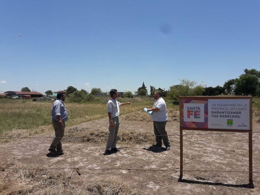 FOTO PRENSA COMUNA// LOTE PROPIO// Los funcionarios recorriendo el terreno donde se erigir&aacute;n las unidades habitacionales.