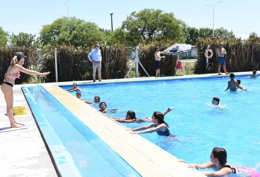 FOTO CP// TODOS AL AGUA//Chicos y chicas de entre 6 a 12 a&ntilde;os ya disfrutan de la vuelta a las actividades del programa municipal.