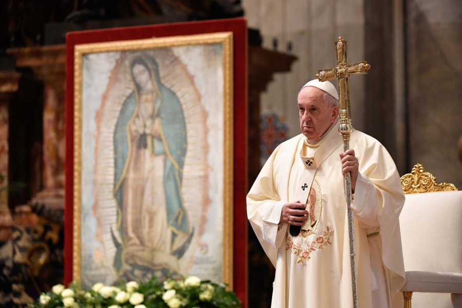 FOTO VATICAN MEDIA CELEBRACI&Oacute;N. Francisco presidiendo el oficio en honor a la Virgen  de Guadalupe.