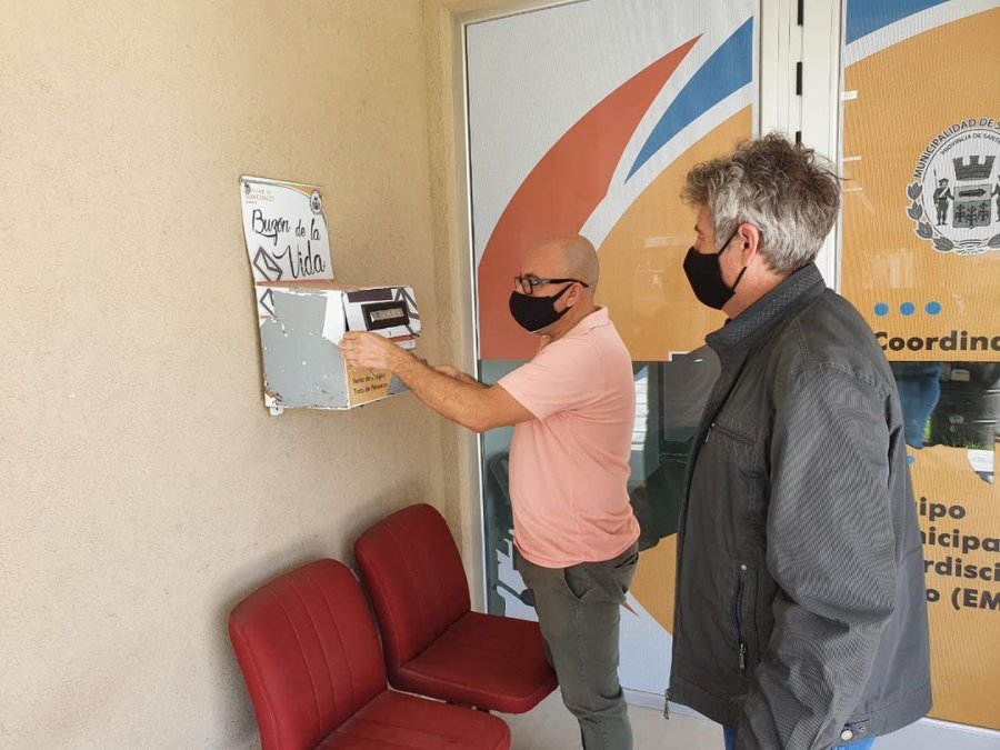 FOTO COMUNICACI&Oacute;N// APERTURA// Quiroga y Beernini procediendo a la labor en uno de los buzones.