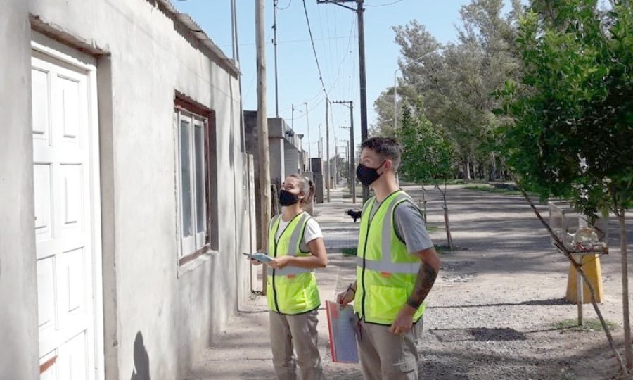 RECORRIDA. Los profesionales estuvieron en el barrio San Miguel.