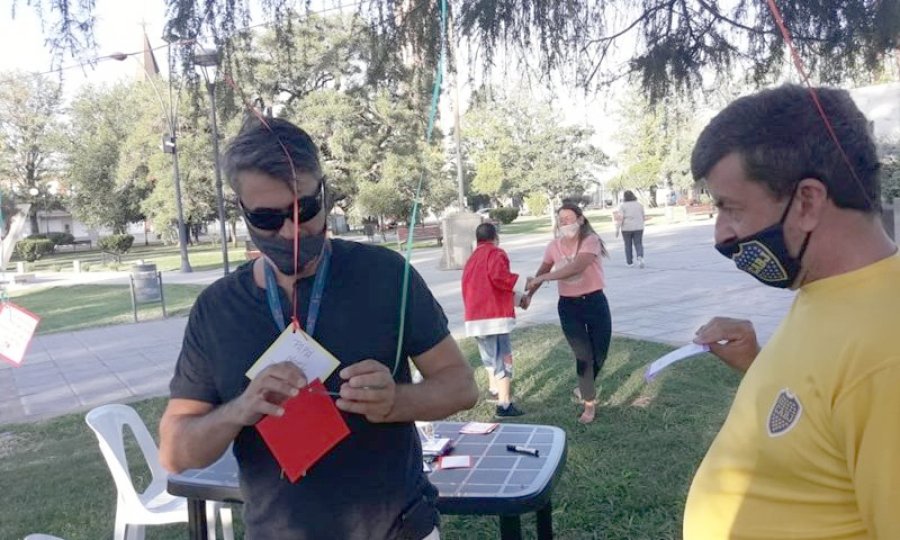 FOTO PRENSA MUNICIPALIDAD// ACTIVIDAD. Los talleristas  distribuyeron buenos deseos a los suardenses.