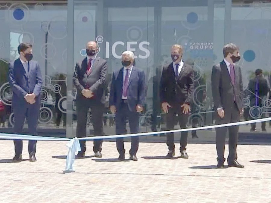 ICES. Las autoridades en  el momento del tradicional corte de cintas.