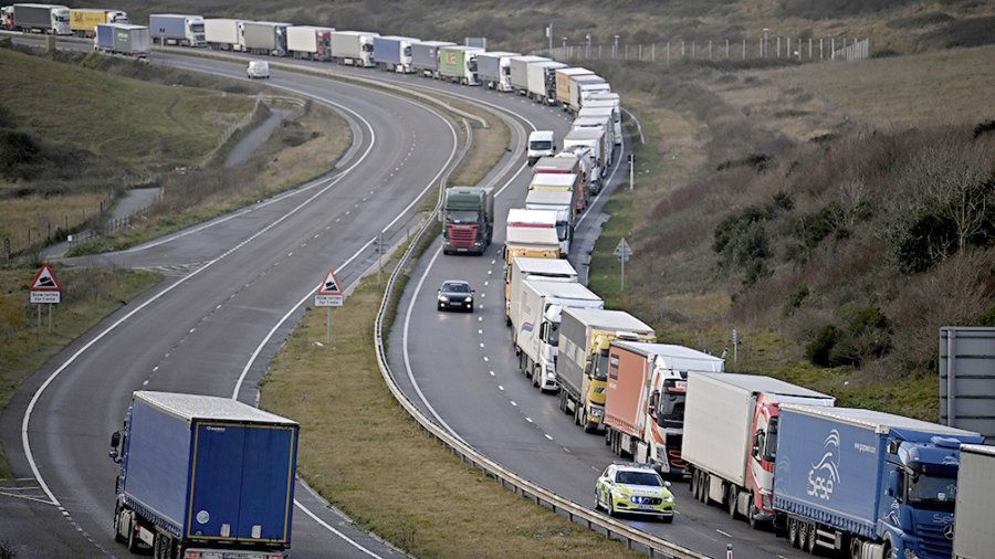 FOTO TELAM  EN PAUSA. Miles de camiones aguardan que se vuelva a permitir la circulaci&oacute;n por el Eurotunel que conecta al Reino Unido con el continente.