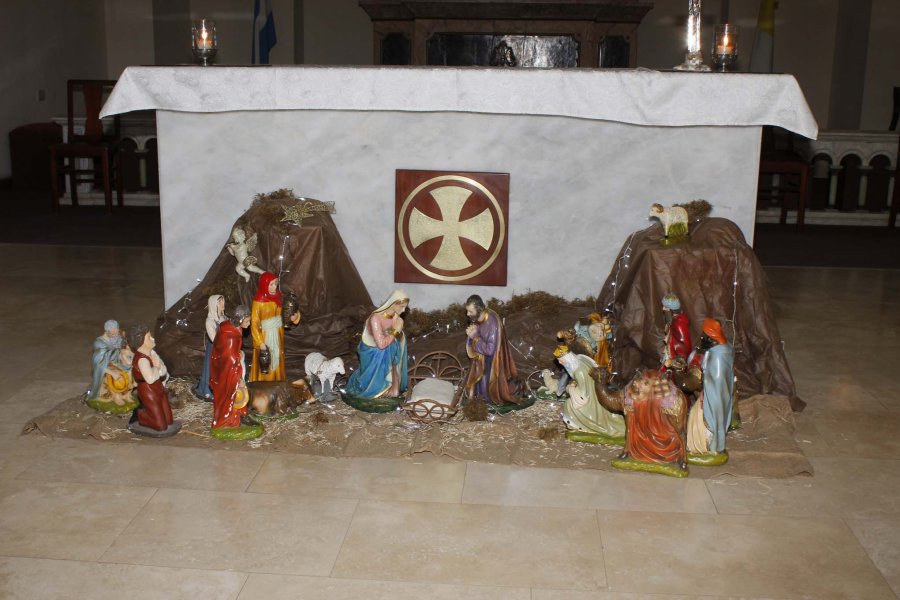 FOTO F. MELCHIORI// PESEBRE// La tradicional representaci&oacute;n preside el altar del templo San Carlos Borromeo.