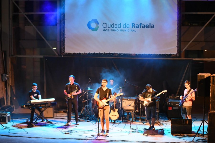 FOTO CP// ZNFITEATRO EN VIVO. Organizado por la Municipalidad, se presentaron, en el Anfiteatro Alfredo Williner, La Rola y Cinco Sentidos.
