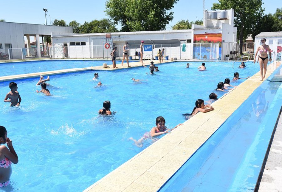 FOTO CP// TODOS AL AGUA. Desde ma&ntilde;ana, ni&ntilde;os de tres barrios gozar&aacute;n del programa municipal.