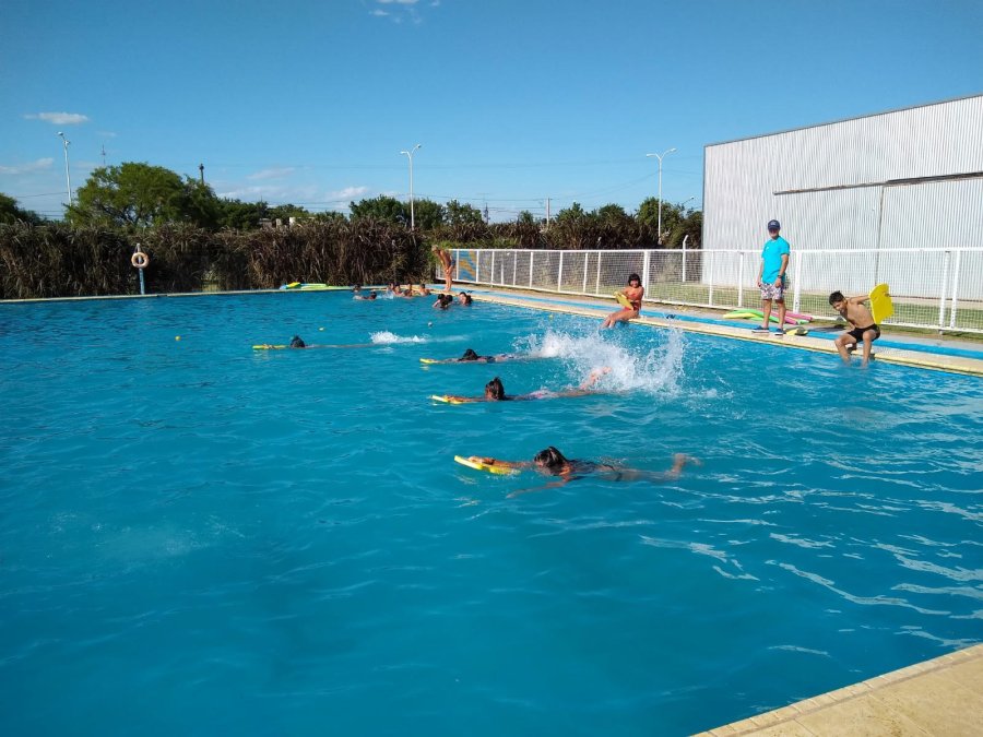 FOTO CP// TODOS AL AGUA // Un cl&aacute;sico de cada verano para chicos de 25 barrios.