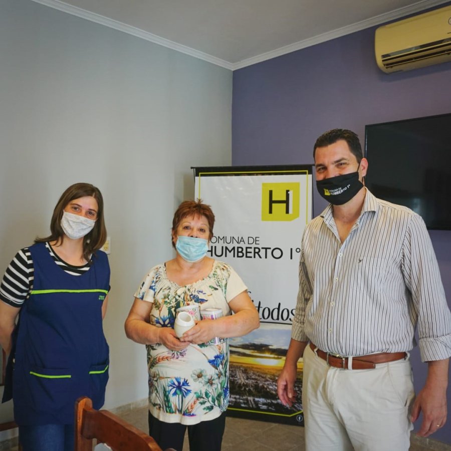 ENTREGA//Jesica Risso, Mauro Gilabert y Miriam Corval&aacute;n Urban durante la reciente ceremonia.