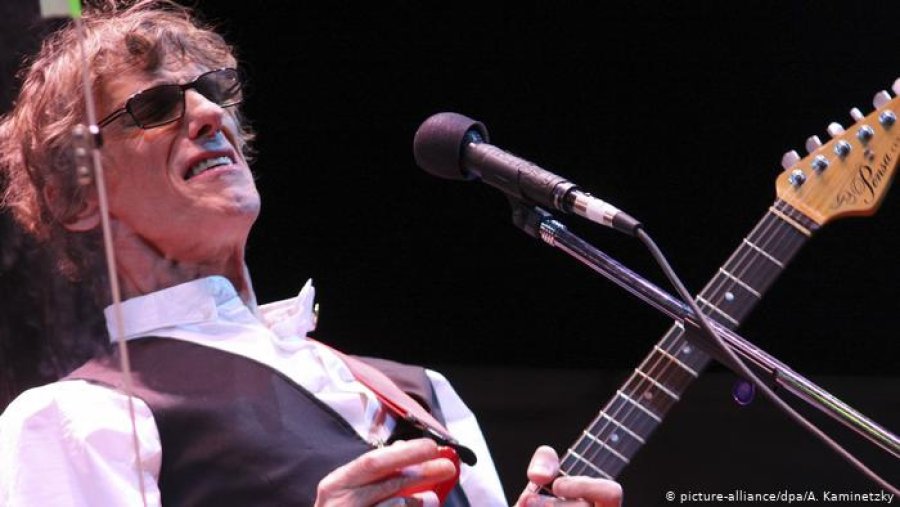LUIS ABERTO SPINETTA.  La fecha fue elegida en su homenaje coincidiendo con  el d&iacute;a de su nacimiento, 23 de enero.