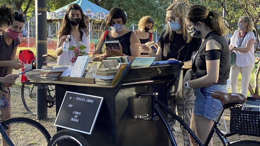 FOTO TELAM// BICI-LIBRERIA. En la plaza "Pedaleo" incentivando las actividades culturales.