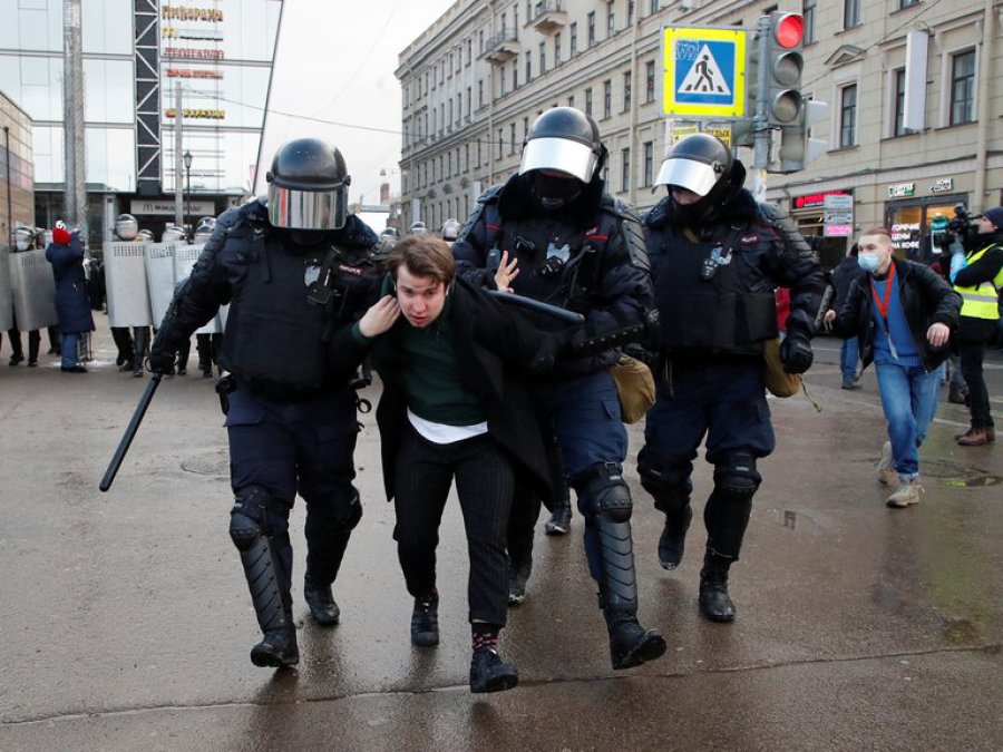 FOTO REUTERS ARRESTO. De una persona en San Petersburgo.