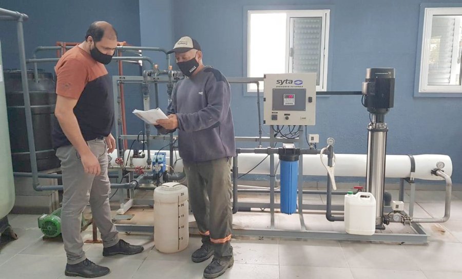 FOTO PRENSA COMUNA// AGUA POTABLE//  El titular comunal interes&aacute;ndose por las labores a ejecutar en la planta. GIACCONE//La responsable de la cartera de Deportes provincial.