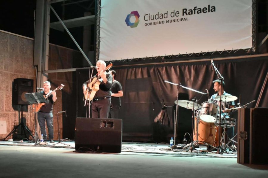 FOTO CP// VERANO AC&Aacute;//Son diversas las realizaciones organizadas por la Municipalidad y que tiene para elegir la familia que quiere disfrutar del fin de semana en Rafaela. Estar&aacute; Plaza Feria, la feria Desde el Origen, y un concierto de chamam&eacute; en el
