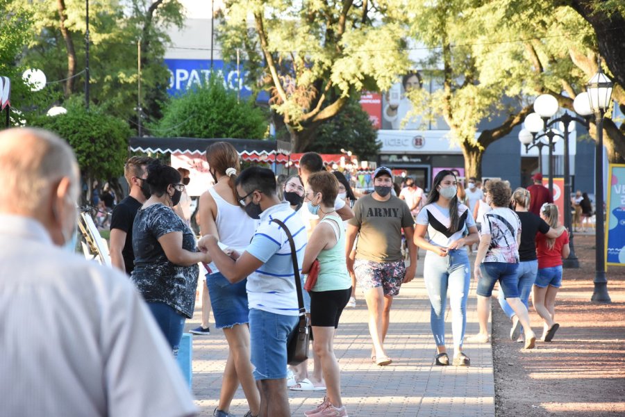 FOTO M. LIOTTA POSTALES. La Plaza, la Feria, la Gente, el Clima, &iquest;qu&eacute; m&aacute;s hace falta para disfrutar de un s&aacute;bado?