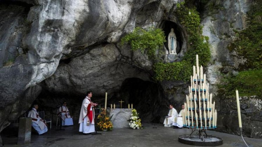 FOTO AICA// MISA VIRTUAL// Desde la gruta de la Virgen de Lourdes en Francia.