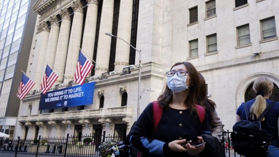 FOTO AFP NUEVA YORK. Una mujer con barbijo caminando por "La Gran Manzana".