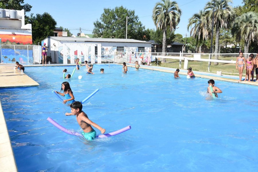 FOTO CP// TODOS AL AGUA//Ni&ntilde;os de tres barrios est&aacute;n disfrutando del programa municipal.