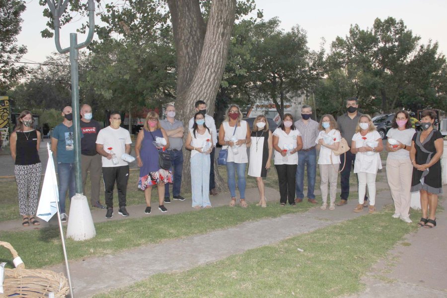 FOTO F. MELCHIORI// DONATIVO//Los beneficiarios junto a autoridades rotarias.
