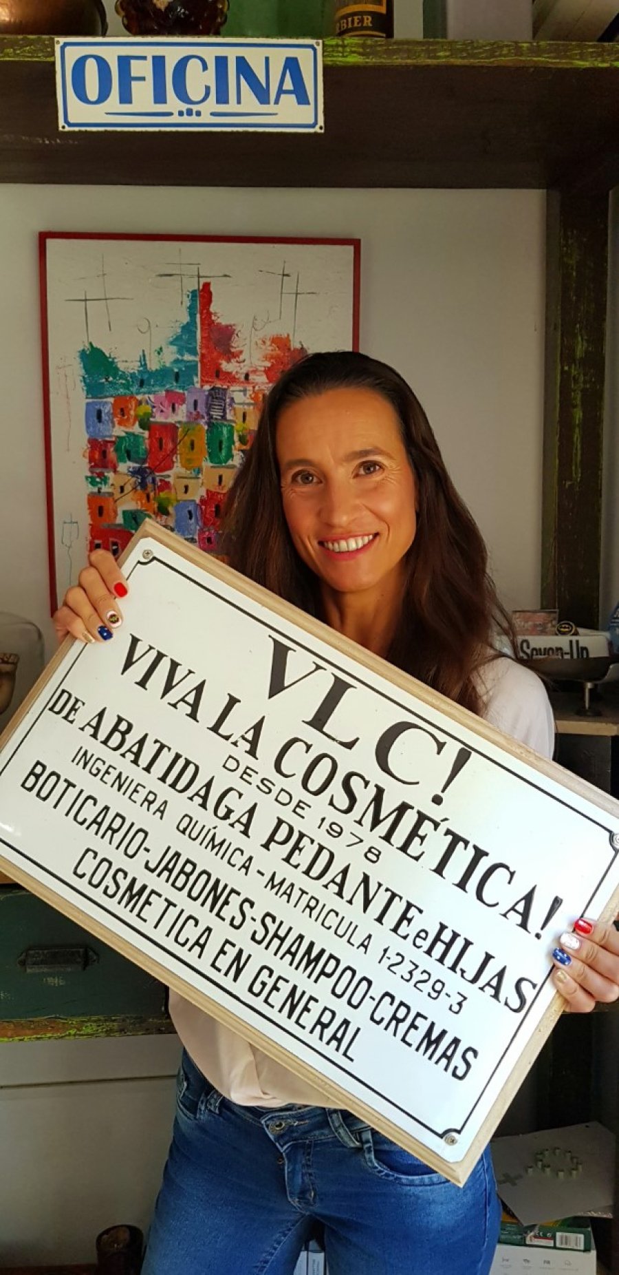 FOTO VLC PROYECTO EN MARCHA. Araceli Abatidaga emprendi&oacute; su sue&ntilde;o en el universo de la cosm&eacute;tica natural.  OFERTA. Araceli con los productos que desarroll&oacute; y lanz&oacute; al mercado.