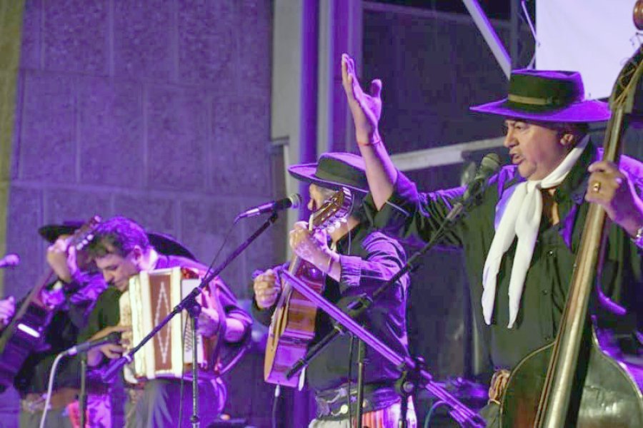 FOTO CP// SEBA Y LOS INFIELES. La banda aport&oacute; los temas tropicales vivados por el p&uacute;blico. LOS RESEROS DEL LITORAL. Con la  expresi&oacute;n chamamecera supieron conquistar a la platea.