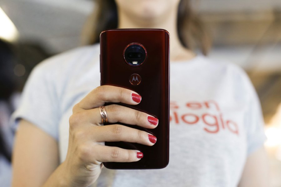 CELULAR// Las mujeres, de diversas edades, lo consideran una herramienta &uacute;til para sus actividades.