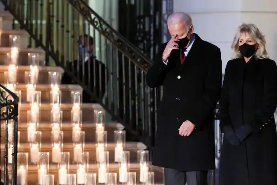 FOTO WASHINGTON POST HOMENAJE. Biden hace la se&ntilde;al de la cruz al final de un momento de silencio mientras &eacute;l y su esposa Jill Biden asisten a una ceremonia de encendido de velas en la Casa Blanca.