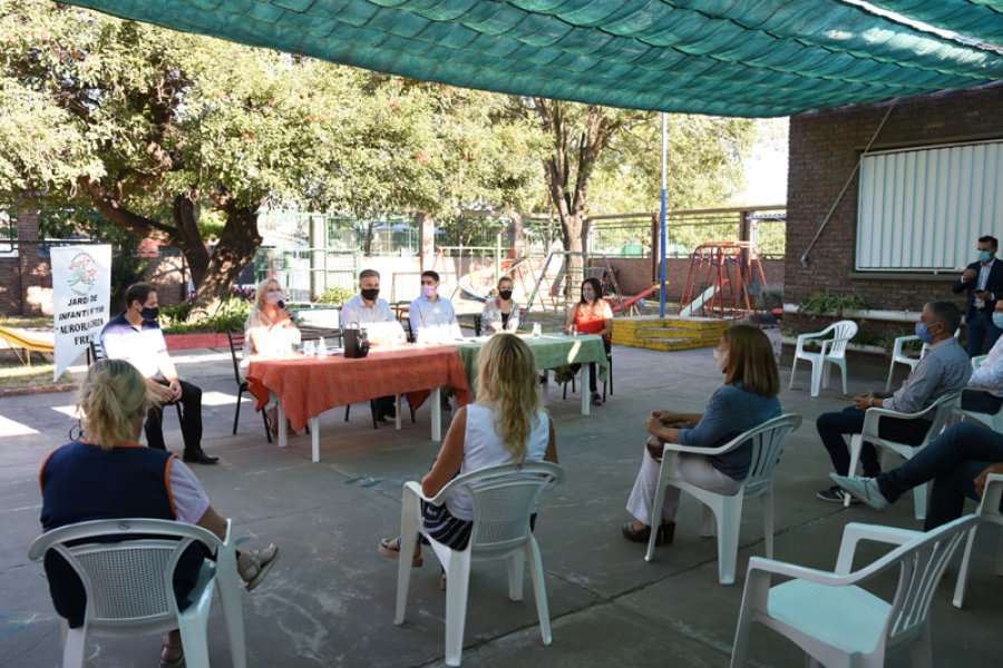 FOTO CP// ENTREGA DEL FAE.  Autoridades municipales y docentes que participaron de la ceremonia.