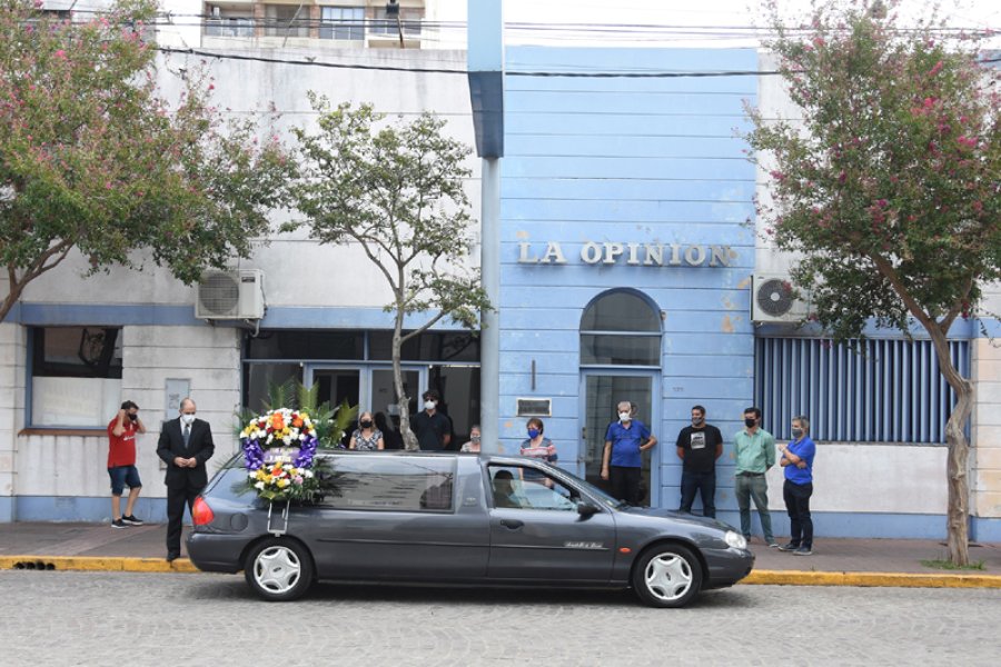 FOTO M. LIOTTA// DESPEDIDA. El cortejo f&uacute;nebre se detuvo frente a LA OPINION.