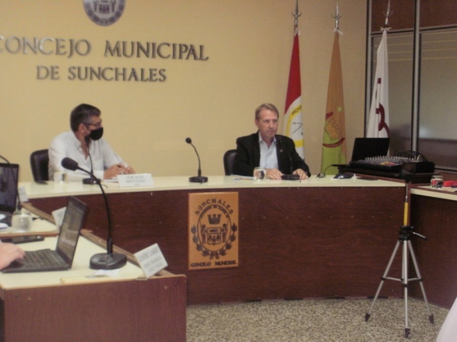FOTO LA OPINI&Oacute;N// HORACIO BERTOGLIO Y GONZALO TOSELLI// El jefe del Gobierno local pronunciando su mensaje.