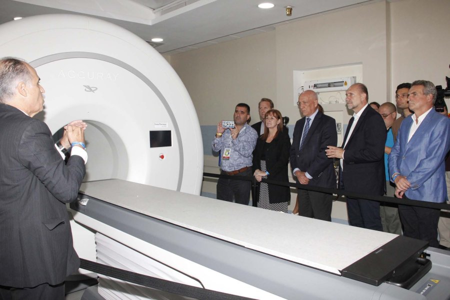 FOTO ARCHIVO// TOMO THERAPY HDA//El Dr. Miguel Mu&ntilde;oz con las autoridades el d&iacute;a de la inauguraci&oacute;n.