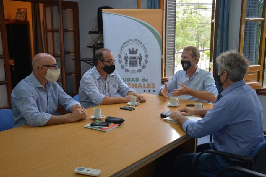 FOTO COMUNICACI&Oacute;N// ENCUENTRO. Alejandro Ambort departiendo con Gonzalo Toselli.