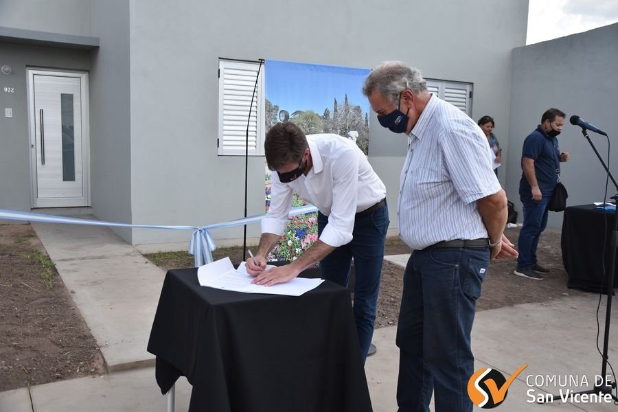 FOTO PRENSA COMUNA// CORTE DE CINTAS// La tradicional ceremonia fue concretada por las autoridades y adjudicatarios. VIVIENDAS// Significativo instante en el que los beneficiarios toman posesi&oacute;n de la unidad habitacional.