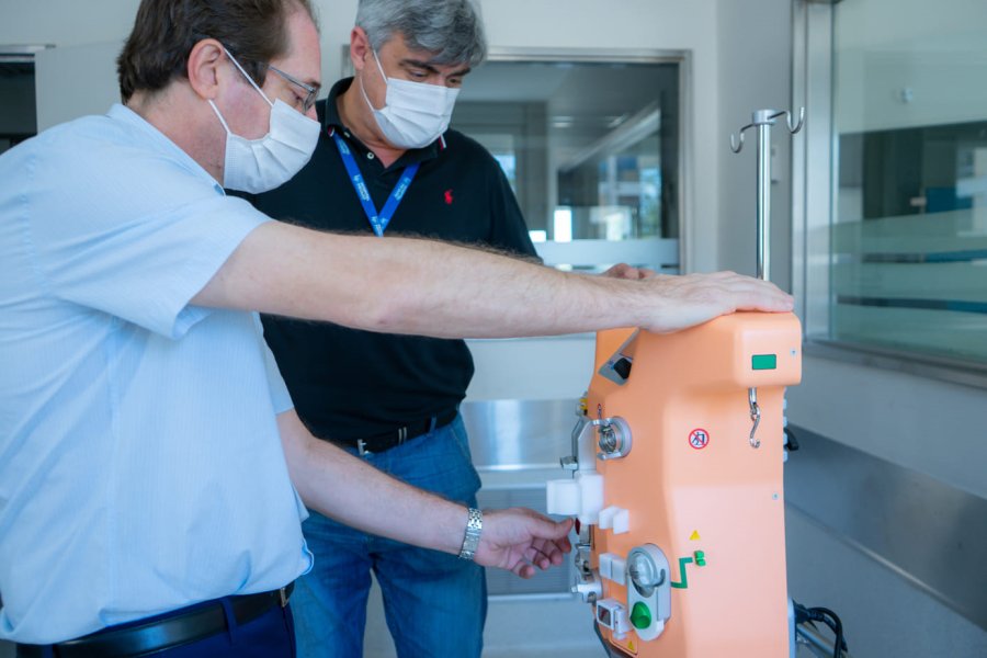 FOTO AGENCIA GLOBAL DEL A&Ntilde;O// SOPORTE RENAL. Profesionales del Hospital Privado junto al equipo.