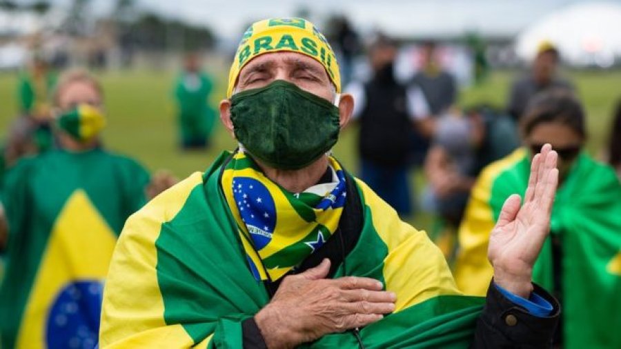 FOTO AFP SAN PABLO. Un ciudadano brasile&ntilde;o implora por el fin de la pandemia.