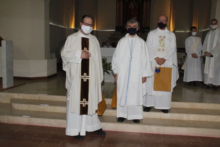 FOTO F. MELCHIORI// BODAS DE PLATA.  Los tres sacerdotes que celebraron los 25 a&ntilde;os de su ordenaci&oacute;n.