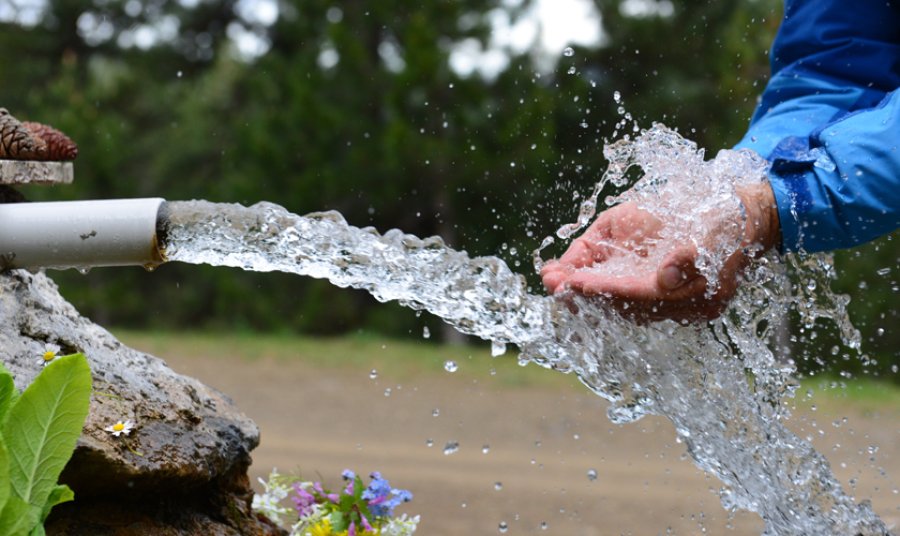 IMAGEN INTERNET AGUA POTABLE. Permite mejorar la cantidad de horas de escolaridad para los chicos.  IMAGEN INTERNET NIÑOS. Ya no dependen tanto de la búsqueda de agua.