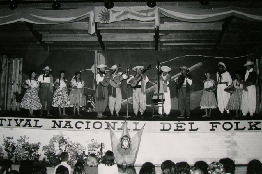 ARCHIVO VIRTUAL// DESFILE INAUGURAL// De una edici&oacute;n del Festival Nacional de Folclore de Cosqu&iacute;n. LA IMPONENTE PLAZA PR&Oacute;SPERO MOLINA// Panor&aacute;mica ante el majestuoso escenario Atahualpa Yupanqui. EN EL ESCENARIO//Las delegaciones de provincias y de o