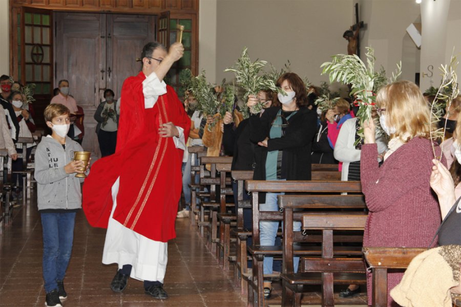 FOTO F. MELCHIORI// DOMINGO DE RAMOS. En la Misa de 11 en el templo parroquial fueron bendecidos los ramos de olivo.