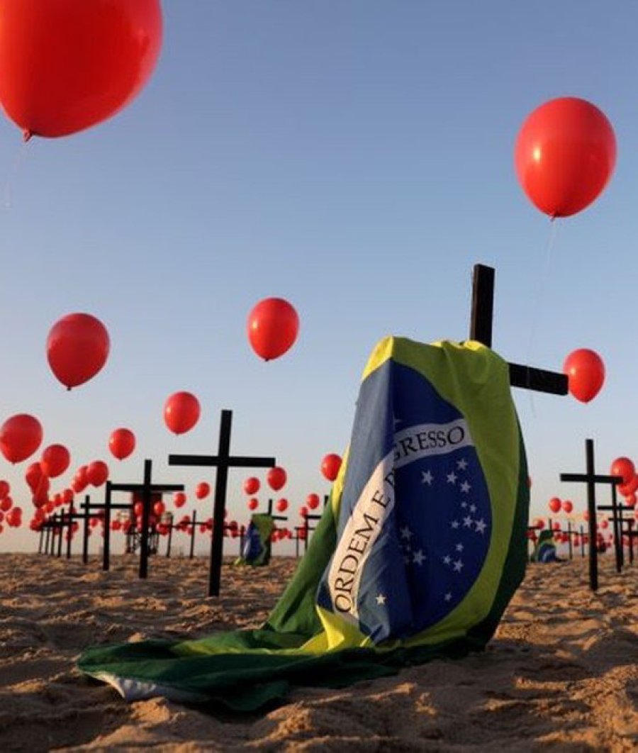 FOTO EFE PLAYA. Cruces, globos y bandera en Copacabana.
